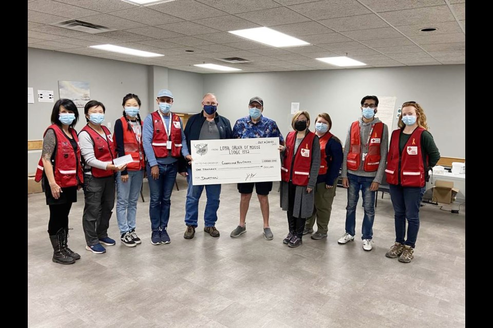 THE MOOSE IS LOOSE WITH MORE DONATIONS
Moose Lodge president Dave Moonen and administrator Jack Buchanan present a cheque for $1,000 to the Red Cross for the organization’s Fire Relief Fund, which helps those impacted by the wildfires of this past summer. From left: Jennifer, Kenny, Jiayin, Mohammad, Dave, Jack, Sharon, Kaitlin, Janjit and Carolyn.