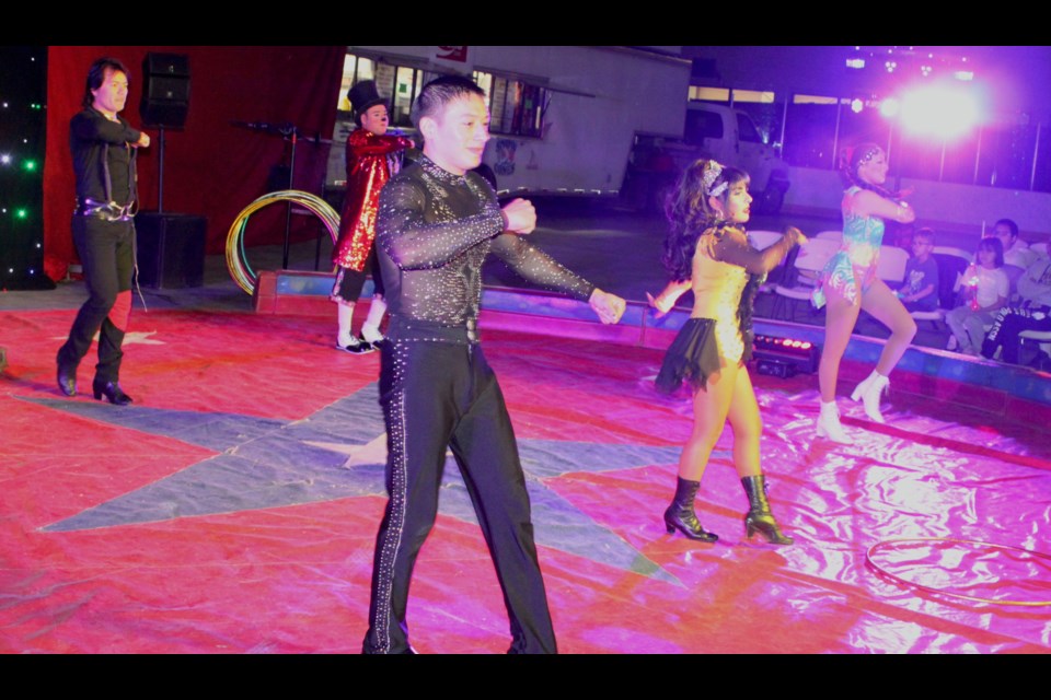 The travelling circus performers introduced themselves to the audience before the show got underway. Chris McGarry photo. 