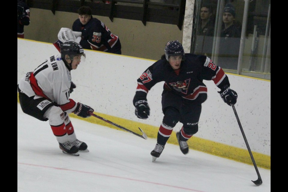 Hyungeun Park closes in on Payton McDonald-Corea. Chris McGarry photo. 