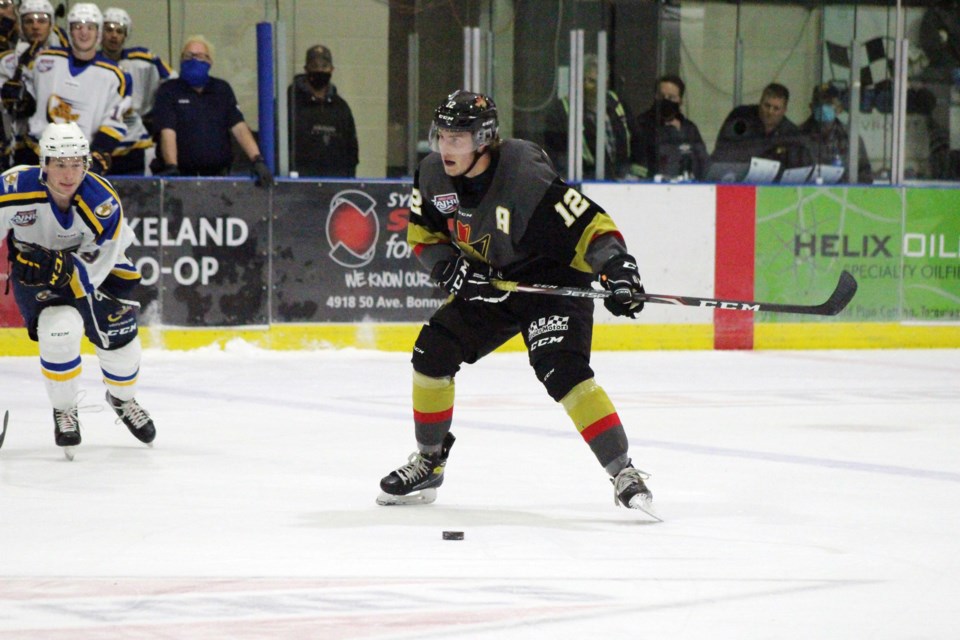 During the Bonnyville Jr. A Pontiacs Oct. 9 exhibition game against the Fort McMurray Oil Barons, Kash Rasmussen lines up his shot. Photo by Robynne Henry.