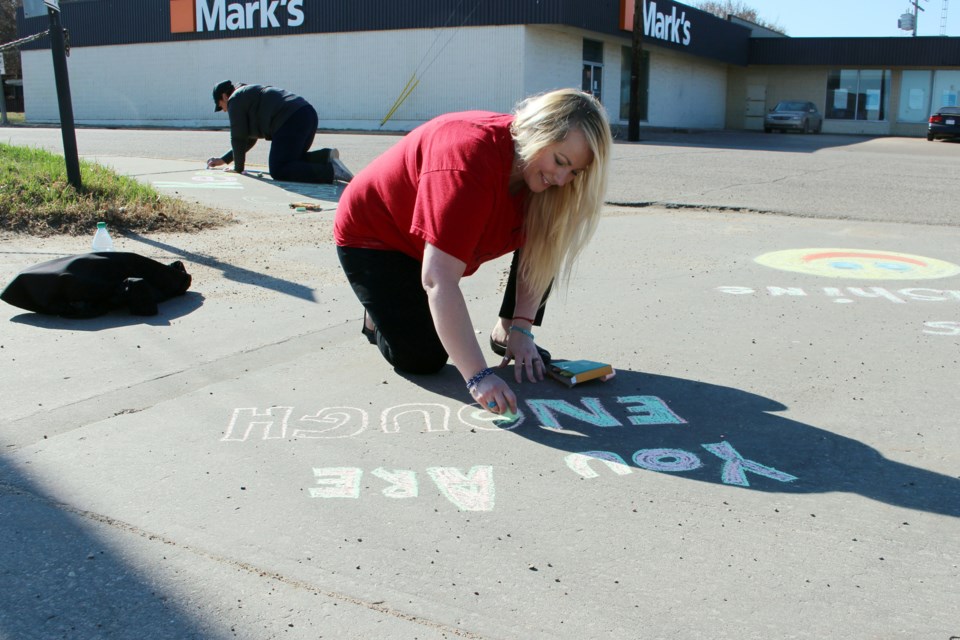 Writing a positive message is Danielle Steele. Photo by Robynne Henry. 