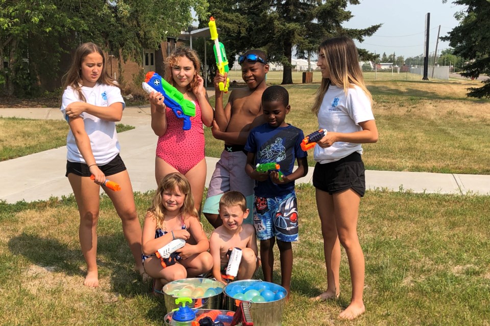 Youth have been taking part in a variety of fun activities at Le camp de beau jour, a summer day camp organized by the ACFA Régionale de St. Paul and supported by the Conseil scolaire Centre-Est.