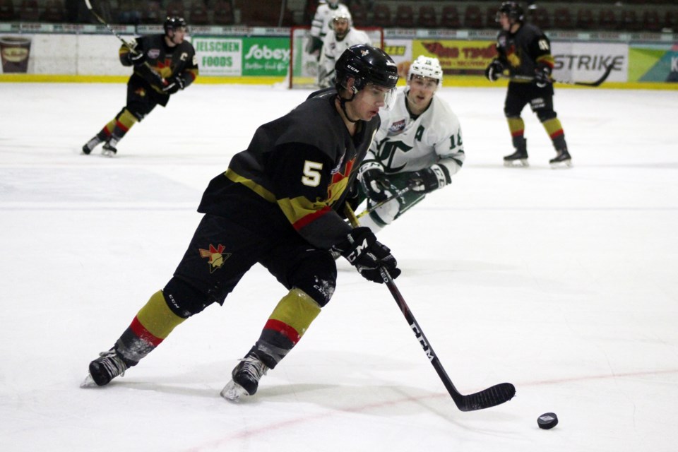 Lucas Thorne keeps control of the puck during the Bonnyville Jr. A Pontiacs matchup against the Sherwood Park Crusaders on Friday night. Photo by Robynne Henry. 