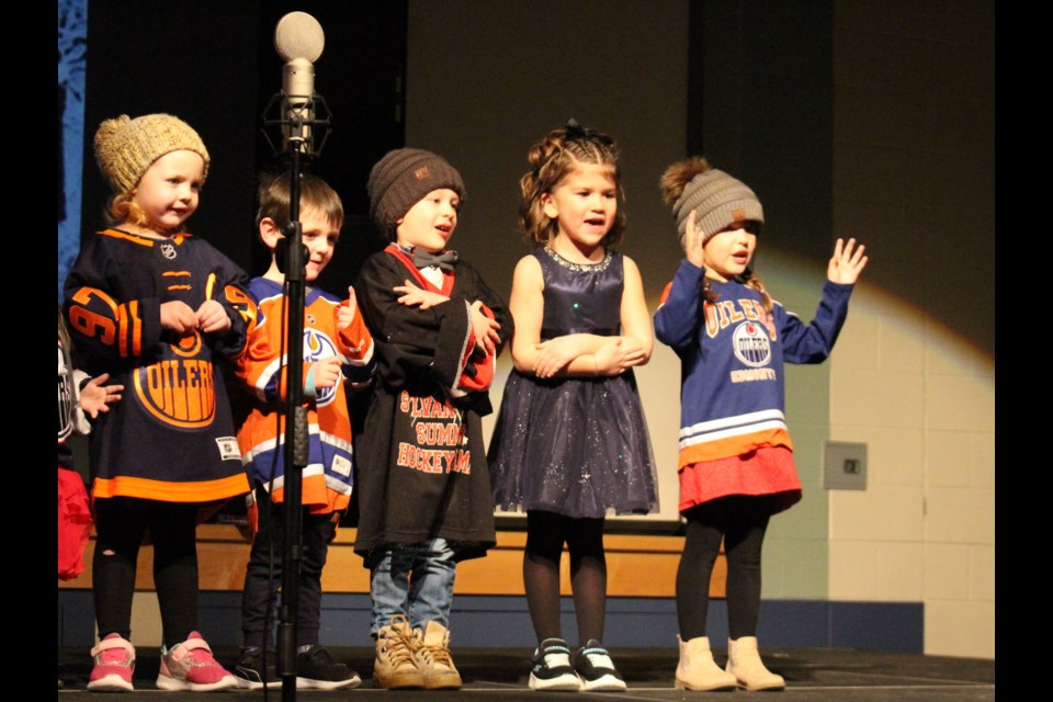 Prématernelle performs Les hivers, La neige tombe sur monnez