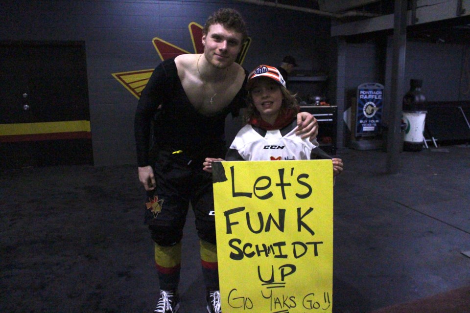 Pontiacs assistant team captain Matteo Giampa takes a photo with Yaks fan Vienna Colboure. Jazmin Tremblay photo.