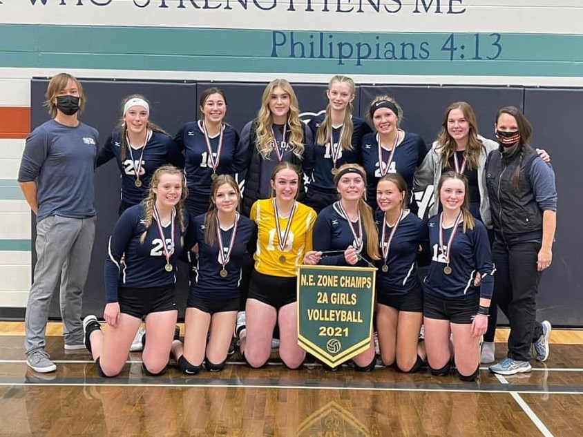 The École Notre Dame’s senior girls’ volleyball team will travel south to Taber this weekend to compete in the ASAA 2A Provincials and winning northeast zones. Back row (L-R): Head Coach Scott Cameron, Kaylie Ross, Tatum Rachynski, Zoe MacLellan, Emma Jonker, Taylor Farrer, Paige Tobin, Asst. Coach Kim Blocha.
Front row (L-R): Halle Blocha, Olivia Munday, Leanne DeAbreu, Cadence Lowe, Cali Cameron, Dana Babb.