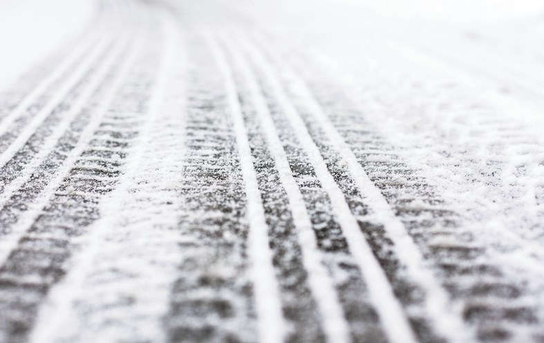 winter-road-driving-ice-road