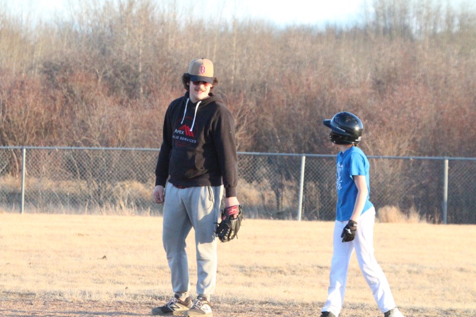 U18 Dodgers player Dylan McDonald has a chat with a young U15AA player during last week's fun exhibition game.