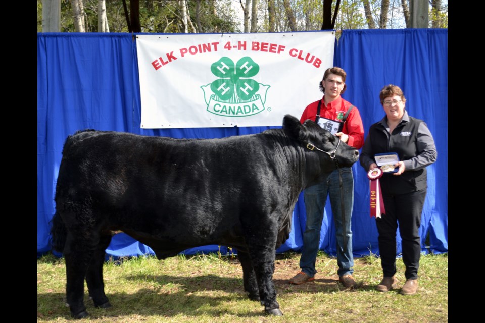 Conformation and showmanship judge Josie Pashulka presented Tyson Kotowich, owner of the Grand Champion Steer at Elk Point 4-H Beef Club’s 2024 Achievement Day with the award from Family Ties Angus.