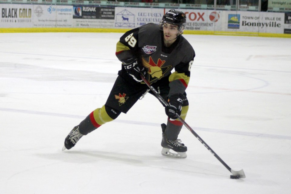 A.J. Macaulay looks for an open man during the Bonnyville Jr. A Pontiacs game against the Drayton Valley Thunder on Friday, Dec. 13. Photo by Robynne Henry