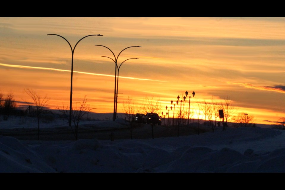 That time between the streetlights turning on and the sunlight sliding away... The daylight is sticking around for a little longer as winter's grip loosens on the region. The week starts off with nine hours of daylight, with sunrise above the Lakeland at 8:09 this Monday morning and setting at 5:14. By February 20, the Lakeland will be enjoying 10 hours of daylight.