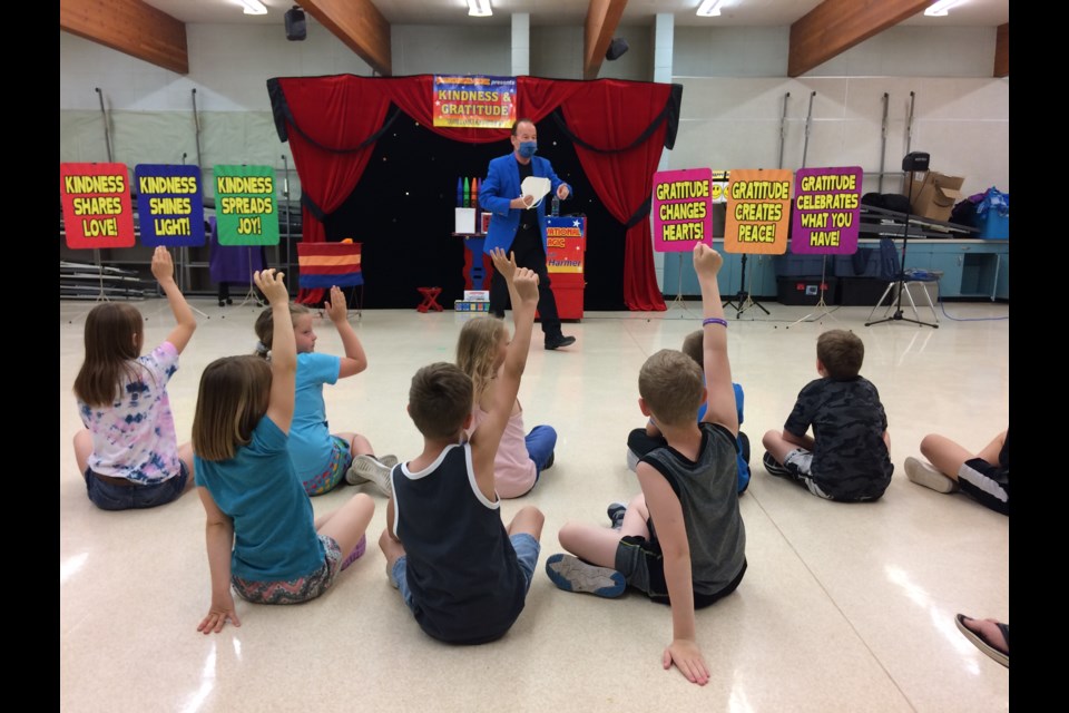 Magician Steven Harmer with his Motivational Magic show was at Vera M. Welsh last week. His class-by-class performances gave students inspiring messages while they laughed and clapped with magic and illusion.