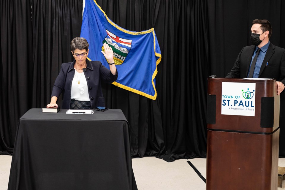 Mayor Maureen Miller take the official oath. CAO Steven Jeffery is also pictured.