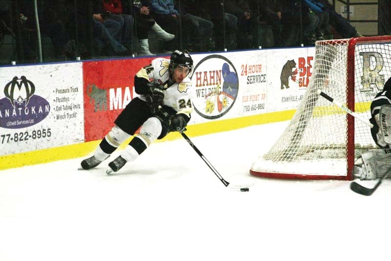 Pontiacs speedster Levi Ansell tries for the wraparound against the Crusaders during game two of the first round of playoffs last Saturday.