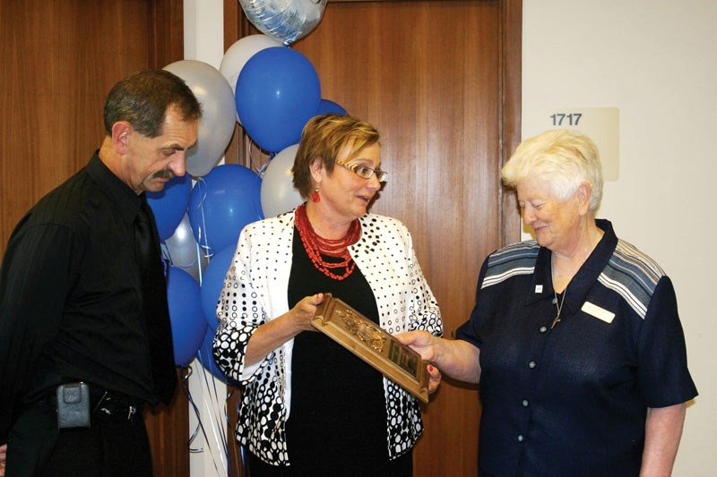 (Left) Alex Smyl, executive director at the Bonnyville Health Centre, and Sister Mary Ellen O&#8217;Neill (right) accept a plaque commemorating the hospital&#8217;s 25th