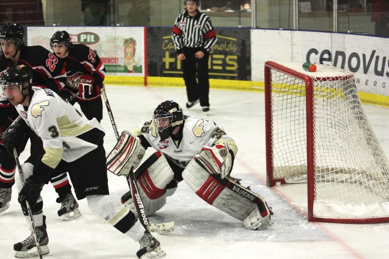Pontiacs goalie Tyler Santos fights to see through the screen in front of the net during Sunday&#8217;s 3-2 win over the Camrose Kodiaks. Santos has won three straight starts 