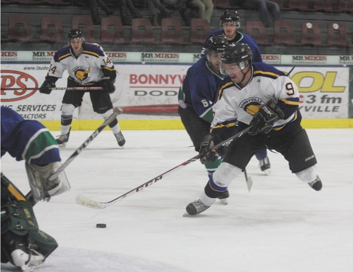 The Bonnyville Sr. Pontiacs split a pair of games with the Tofield Satellites on the weekend. Forward Denis Cadrin (9) scored a pair of goals in the teams 7-4 loss on