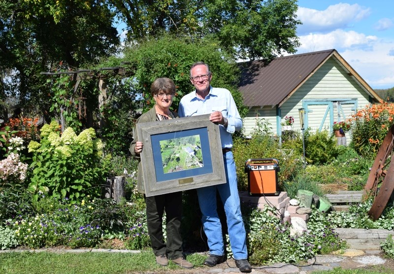 MD Coun. David Fox presents Elaine Bolin with the 2017 Rural Beautification Farmstead Acreage Award.