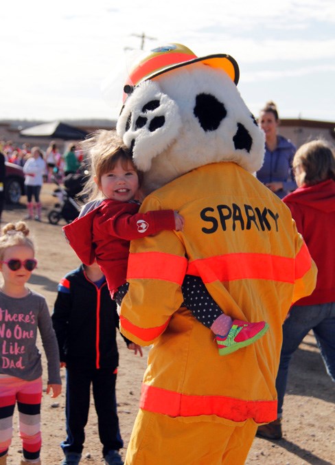  Sparky was a crowd-pleaser. Giving him a big hug is two-year-old Ellie O'Leary.