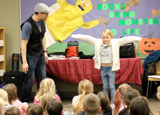  Ardmore School Grade 2 student Madyson Mawson (right) portrays the nearsighted crane in the “Nuwa mends the sky” story.