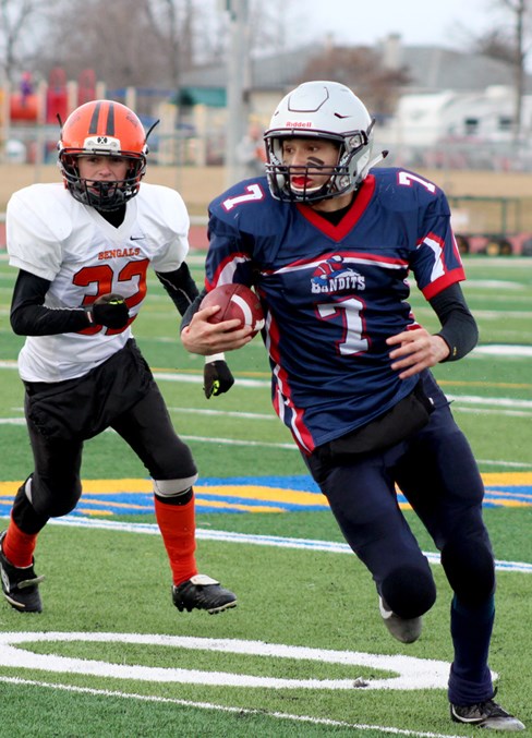  Darian Keewatin runs with the ball.