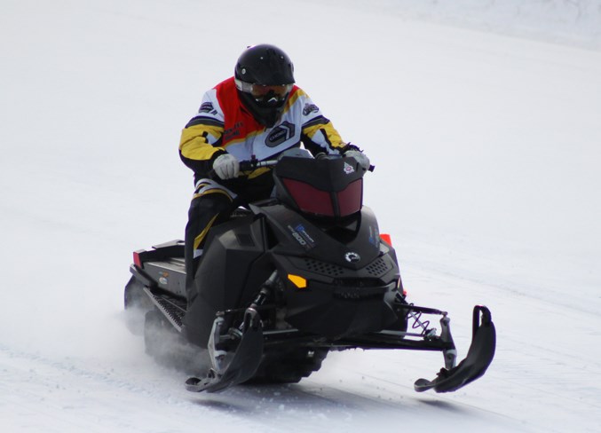 Snowmobile Drags009