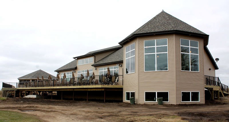 The golf club executive has decided to keep the clubhouse&#8217;s Tin Cup Restaurant and Patio open through the winter, a source of contention for restaurant owners in town