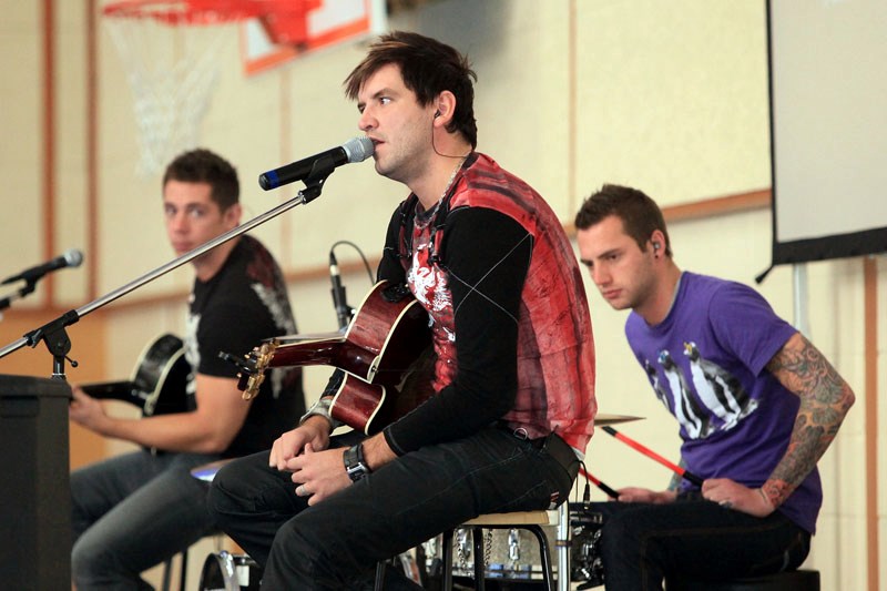 Robb Nash and members of his band, Live on Arrival, give a talk before their live performance in front of the students and teachers at Frog Lake&#8217;s Chief Napeweaw