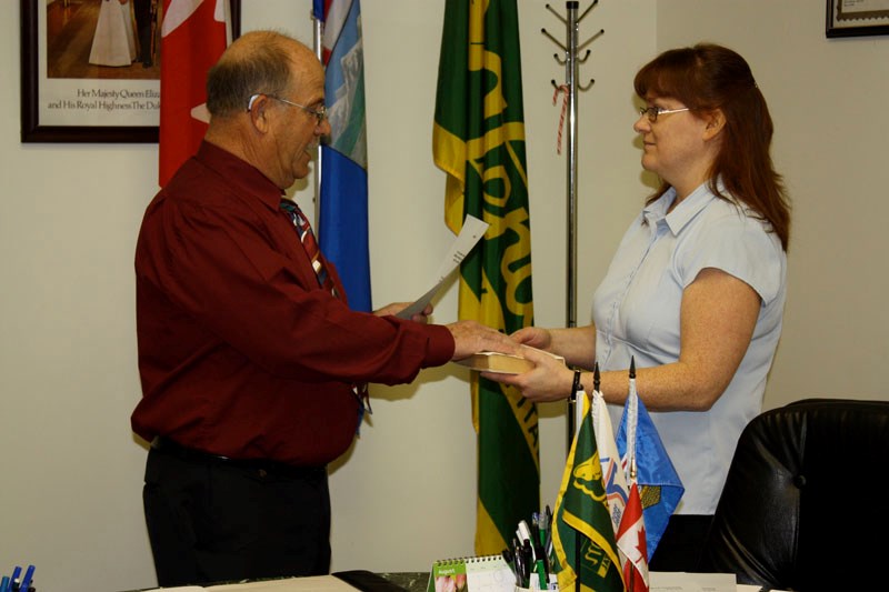 The new mayor of Glendon, Larry Lofstrand, was sworn into office by CAO Paula Mack on Friday afternoon.