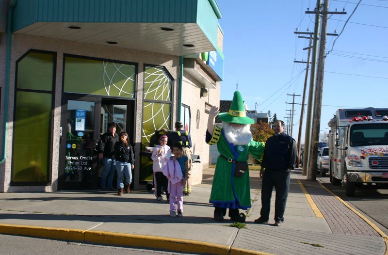 The Servus Credit Union wizard welcomed St. Paul and District Victim Services coordinator Guy Genereux to Elk Point last Thursday, when Servus held a fundraising hot dog