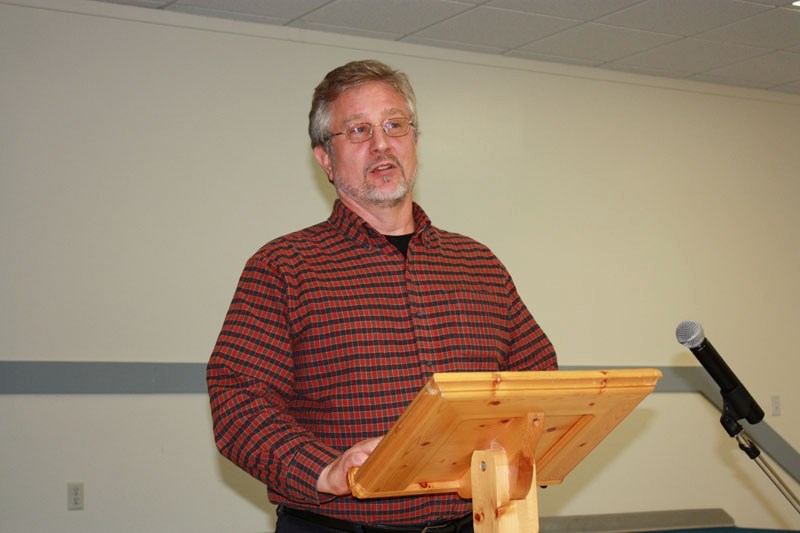 Cameron Pallet, lead lawyer on a class action law suit against the federal government over the handling of the BSE crisis, speaks with area producers on Thursday night at
