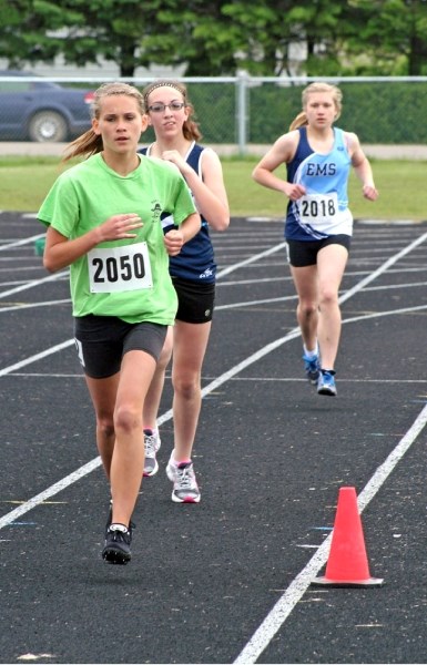 Racette&#8217;s Marissa Muench leads the Under 14 girls 1500m race followed by Ecole du Sommet&#8217;s Elise Lamoureux and the eventual winner, Mallaig&#8217;s Mienna