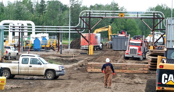 Enbridge workers clean up the oil spill that occurred last week at its pumping station roughly 24 km south of Elk Point.