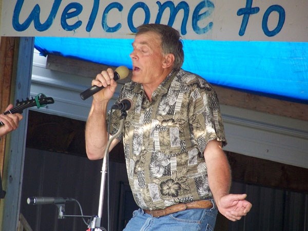 Wandering River&#8217;s Doug Sundlie entertains the crowds at Boscombe&#8217;s Hillbilly Jam, which took place this past weekend, drawing a crowd of more than 1,500.