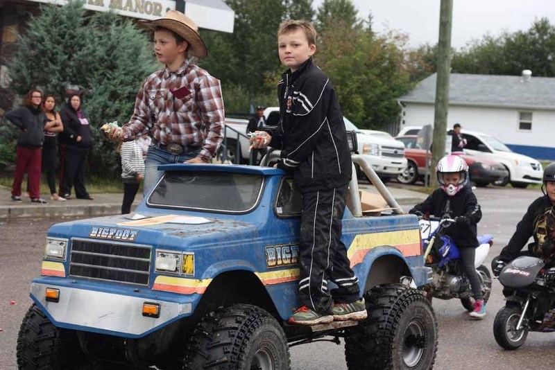 The rain didn&#8217;t stop participants from taking place in the annual Ashmont Heritage Days Parade. Pictured here is Landon and Cole Andrews tossing candy.