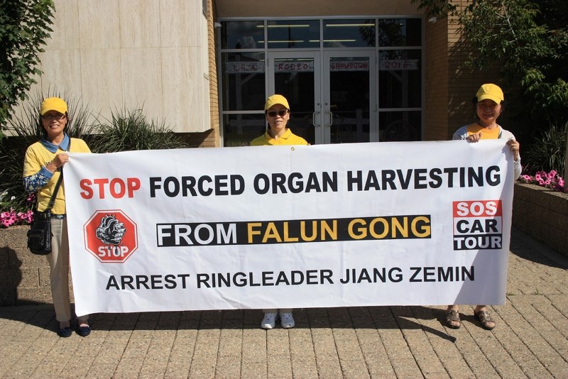 Shar Chen (middle) was among a group of people who stopped in St. Paul last week to spread awareness about forced organ harvesting and the imprisonment of Falun Gong