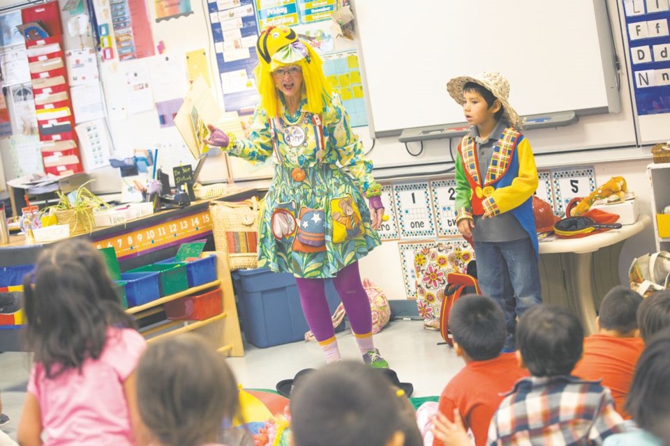 Just in time for Halloween, last week, Kindergarten children at Pakan School got face-to-face with a happy clown, Missy Piper, to find out that clowns don&#8217;t have to be