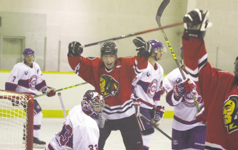 The Warriors nearly took a win from the Canadiens&#8217; perfect season on Wednesday night. But, the Canadiens held on to win, 5-4.