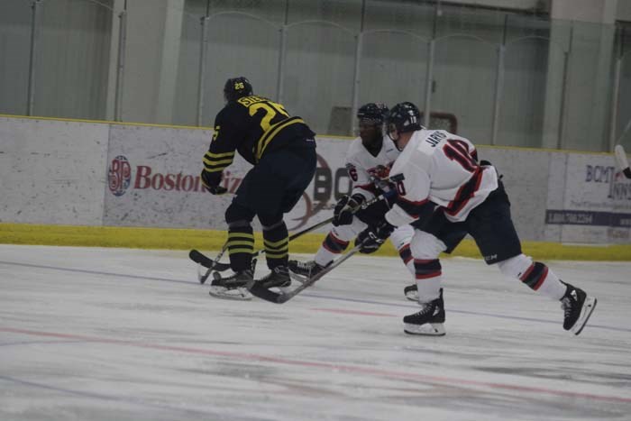  Voyageurs forward Eli Jarvis and defender Arseny Bangoura limits the opponents options by closing in from both sides