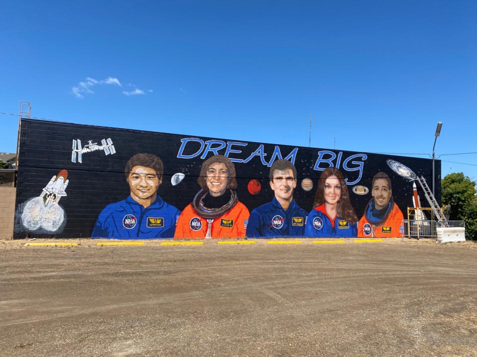 Iastronaut mural 5