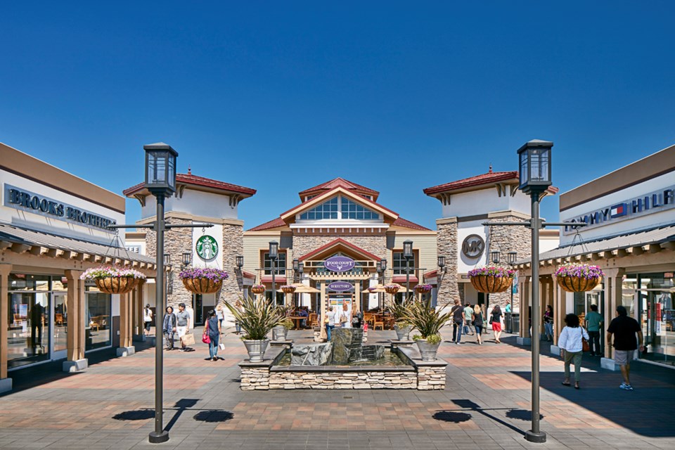 083115_SF_OUTLETS_1865