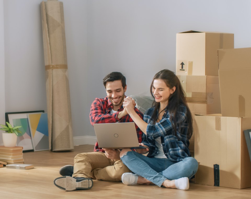 couple-moving