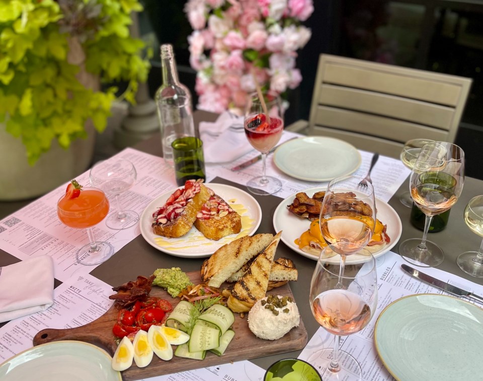 sv_rosegetawayspread