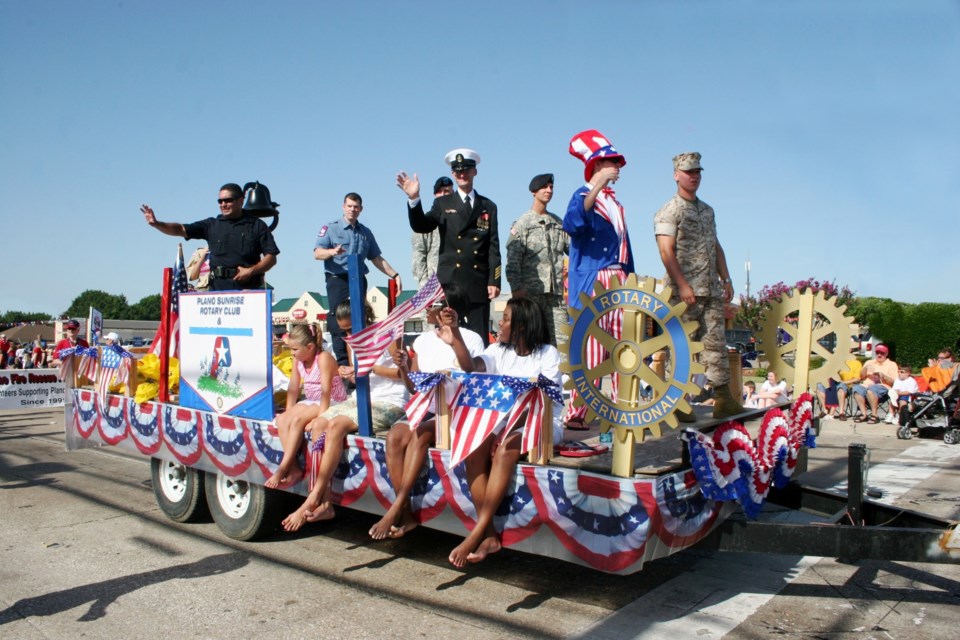 plano-lions-independence-day-parade
