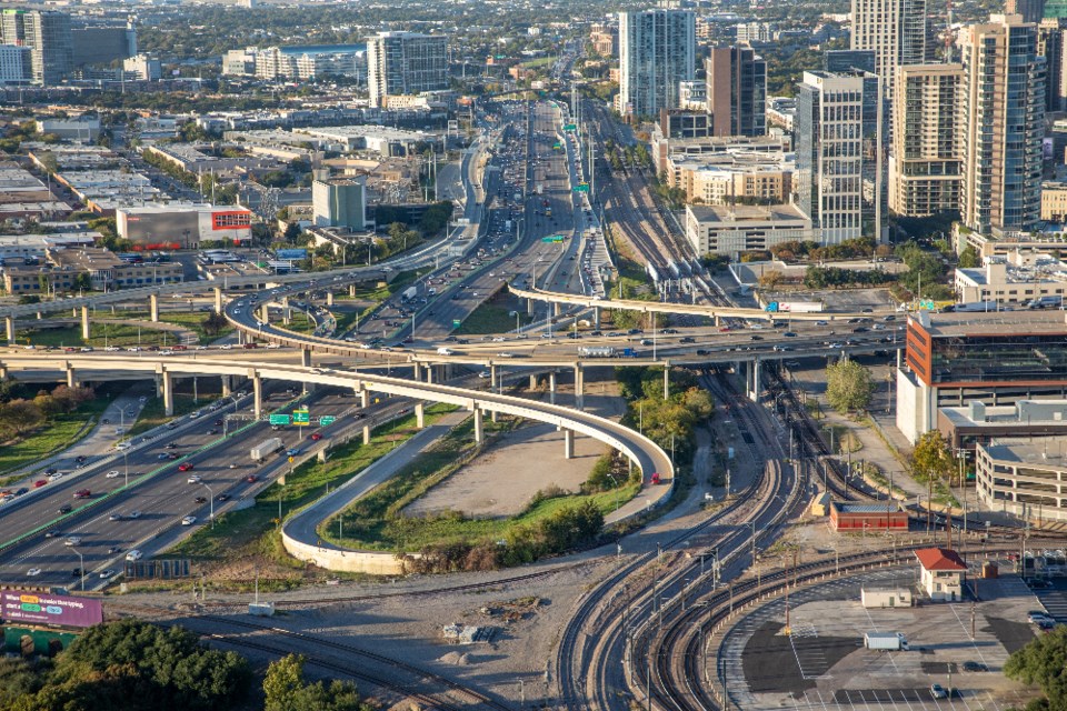 travelview_dallas-traffic_shutterstock_2405538471