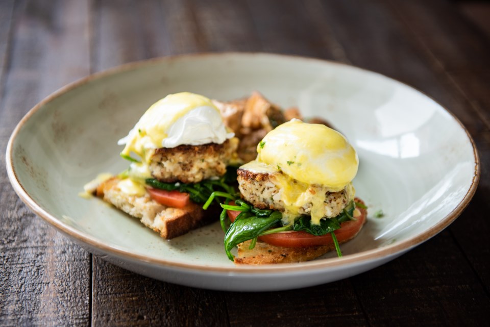 cru-crab-cake-benedict