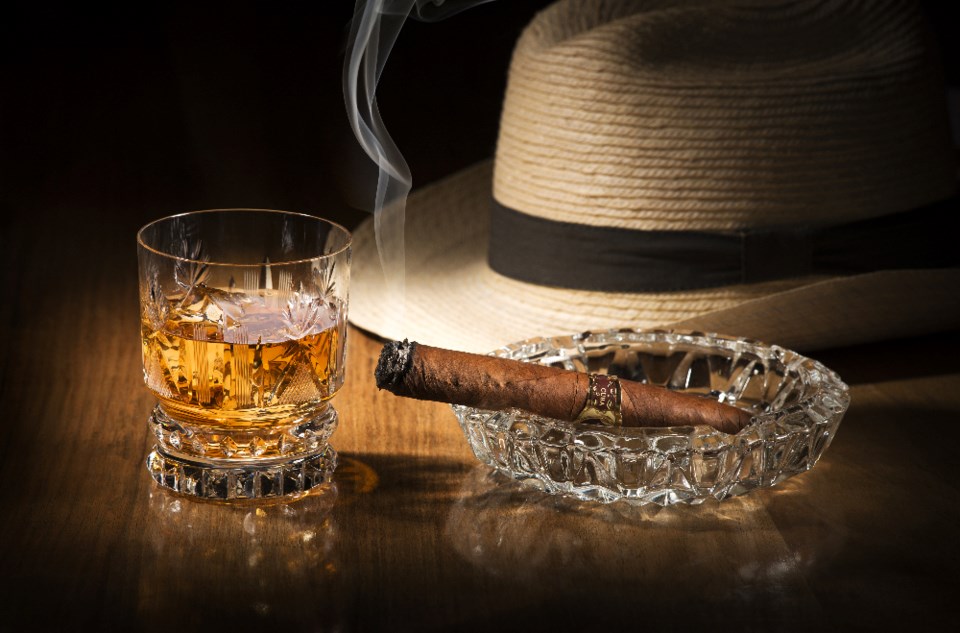 dusan-zidar_cigar-and-rum_shutterstock_127099997