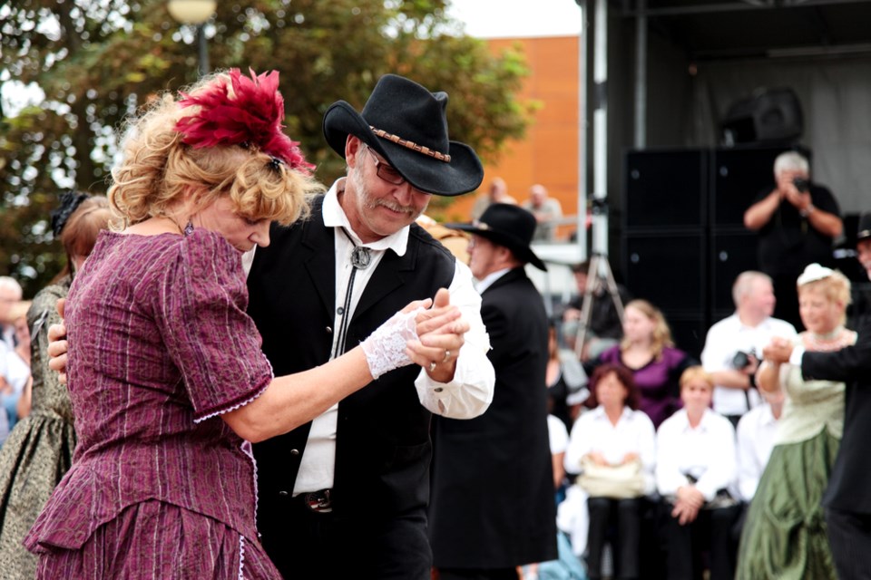 Square Dance, Plano