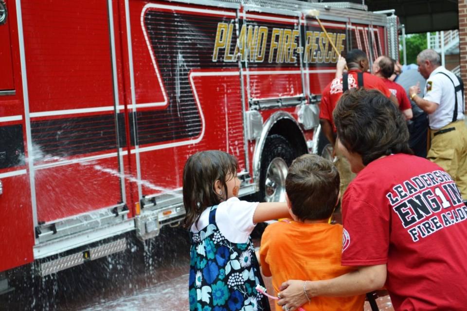 Plano Mayor washes fire truck for Muscular Dystrophy Association.