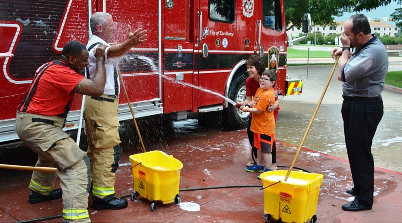 Plano Mayor washes fire truck for Muscular Dystrophy Association.